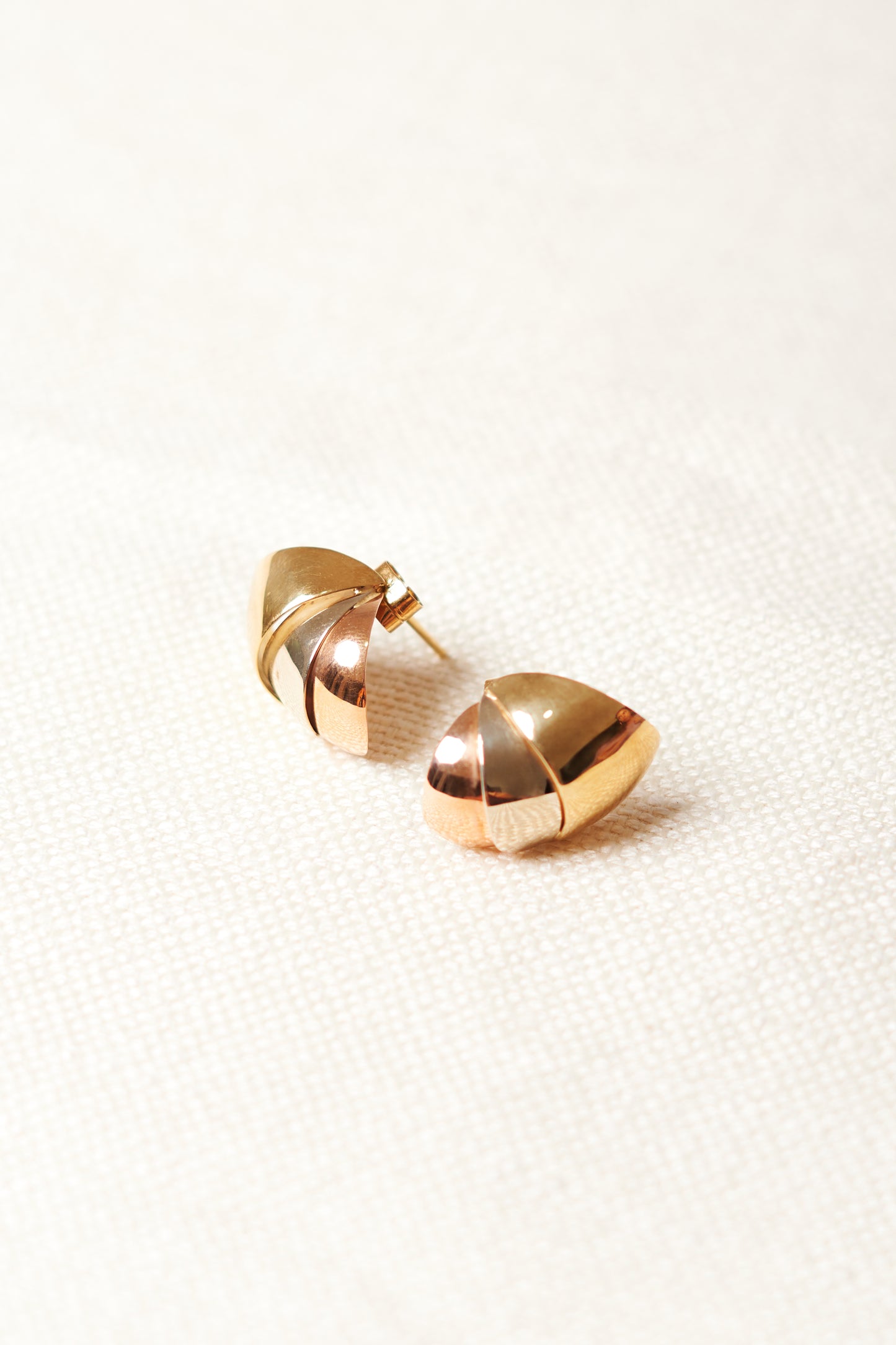 Shell Stud Earrings 18K